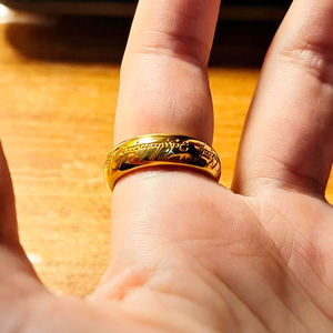 Bague de couple inspirée du Seigneur <span class=keywords><strong>des</strong></span> <span class=keywords><strong>Anneaux</strong></span>, en acier titane plaqué or véritable, gravée en écriture Tengwar, résistante au ternissement - Product Image 1