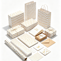 Kit d'emballage cadeau étoile dorée : Rouleau de papier cadeau blanc, sacs cadeaux, boîtes en papier, cartes de vœux, étiquettes suspendues, emballages