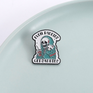 Même les méchants obtiennent des méchants émail broche drôle santé mentale gothique crâne café métal broche revers Badge bijoux cadeau pour les amis - Product Image 1