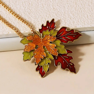 Collar con colgante de hoja de arce retro, cadena de aleación de oro esmaltada para mujer, regalo, joyería de moda - Product Image 4
