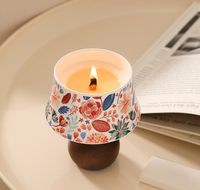 Mini-Tischlampe in Form einer Duftkerze aus Sojawachs mit Farbigem Blumendruck, Keramik-Lampenschirm, Holzsockel im Vintage-Landhausstil