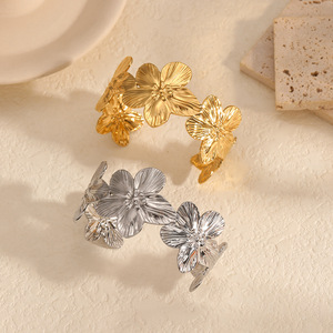 สร้อยข้อมือไทเทเนียมลายดอกไม้สำหรับผู้หญิง สีทอง 18K สีเงิน ของขวัญ เครื่องประดับ กำไลข้อมือแฟชั่น - Product Image 2
