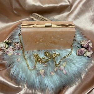 Pochette tendance en résine pour femmes, de taille compacte, légère, en matériau durable, idéale pour les mariages et les occasions spéciales - Product Image 1