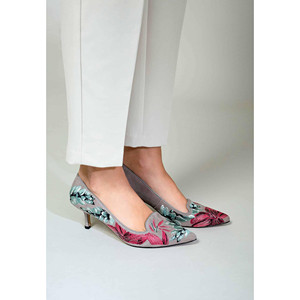 Pumps en daim gris brodés, style talon chaton - Product Image 3