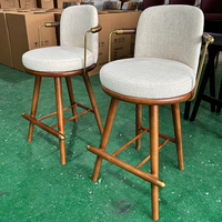 Tabouret de bar pivotant ergonomique avec siège rembourré confortable, chaise de comptoir stable en bois de frêne, tabouret haut avec accoudoirs en métal doré
