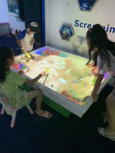 <span class=keywords><strong>Juego</strong></span> de proyección interactiva, <span class=keywords><strong>mesa</strong></span> de arena, parque de atracciones, parque infantil, proyección holográfica AR, <span class=keywords><strong>mesa</strong></span> de pintura de arena mágica - Product Image 5