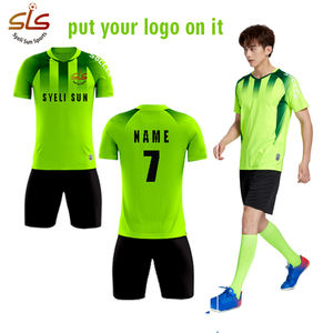 قمصان كرة قدم مخصصة بالجملة من المصنع، طقم كامل من البوليستر 100٪ بتقنية النقل الحراري، قمصان كرة قدم ريترو بشعار مخصص - Product Image 1