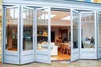 Porte pliante en aluminium marron avec stores intégrés, isolation thermique, pour usage extérieur et intérieur
