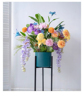 La colorida fila de campos de flores artificiales conduce a un arreglo floral decorativo - Product Image 3