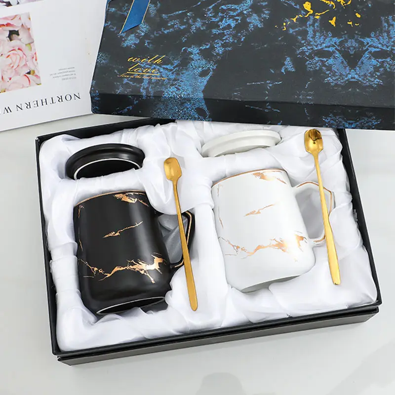 Nuovo pacchetto di regali coppia set di tazze da caffè in marmo dorato design logo personalizzato coppia regalo tazza in ceramica con cucchiaio e coperchio 301-400ml