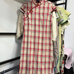 Vêtements d'occasion pour femmes Cheongsam de dames à bas prix belle robe de dame de haute qualité à styles mixtes - Product Image 1