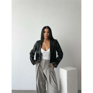 Veste courte en cuir de vachette noir à bouton unique, réversible, style bomber avec logo personnalisé et tissu satiné, taille XL pour la saison d'automne - Product Image 4