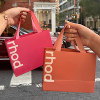Sacs en papier personnalisés imprimés à chaud avec poignées en nylon et ruban, sacs fourre-tout pour femmes, sacs de shopping de luxe pour cosmétiques et cadeaux