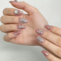 Faux ongles carrés moyens rose nude en ABS à presser avec étoiles argentées et breloques en strass pour les doigts
