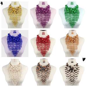 Grand ensemble de bijoux africains de luxe plaqué or, avec collier et boucles d'oreilles à plusieurs couches et perles d'imitation colorées, et pampilles imposantes - Product Image 3