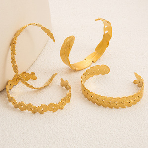 กำไลข้อมือสแตนเลสสตีลลายขนนก ชุบทอง 18K แบบเปิดกว้าง เครื่องประดับแฟชั่นสำหรับทุกเพศ - Product Image 3