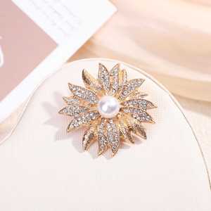 Broche Tournesol en Alliage Plaqué Or avec Strass Colorés et Design Perforé, Bijou de Luxe pour Femme, Cadeau de Fiançailles et de Mariage - Product Image 6