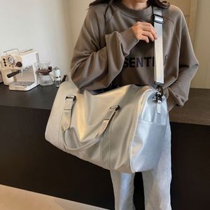 กระเป๋าเดินทางสุดสัปดาห์ขนาดใหญ่ กระเป๋ากีฬา PU สำหรับฝึกซ้อม แยกส่วนเปียกและแห้ง กระเป๋าเดินทางดีไซน์ทันสมัย รับสั่งทำ - Product Image 2