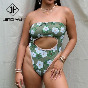Traje de Baño Personalizado OEM con Estampado Hawaiano, Traje de Baño de una Pieza sin Tirantes con Aberturas, Hecho de Nailon Reciclado de Alta Calidad - Product Image 5