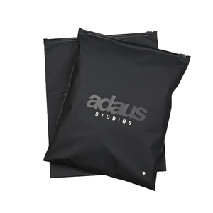 Sac à <span class=keywords><strong>fermeture</strong></span> éclair en LDPE givré, noir mat, résistant aux déchirures, imprimé en gravure, logo léger personnalisé, imperméable, recyclable, pour emballer des chaussettes et des vêtements - Product Image 1