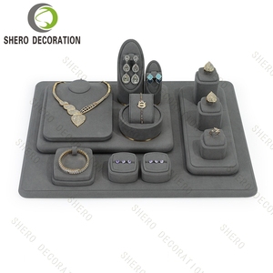 Expositor de Joyería de Alta Gama en Microfibra Negra con Detalles Metálicos Dorados, Expositor Personalizado para Collares y Anillos con Diamantes - Product Image 6