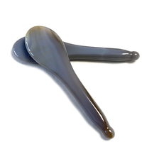 Cuillère de massage Gua Sha en agate grise pour le soin du visage, outil de beauté naturel fait main pour la thérapie d'acupuncture