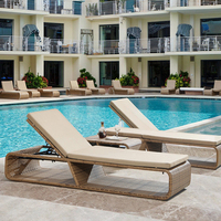 Ensembles de jardin de luxe chaise longue en rotin PE avec aspect bois naturel pour la relaxation en plein air Pation Garden Hotel Balcon