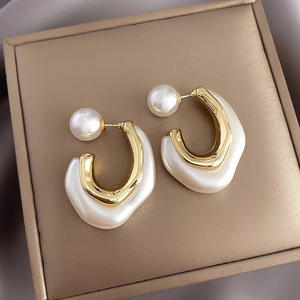 Boucles d'oreilles dorées E4776 avec fausses perles blanches, design géométrique, style minimaliste pour un usage quotidien féminin - Product Image 3