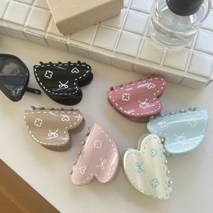 Pinza para el pelo pintada a mano color crema con bonito corazón, elegante clip para moño - Product Image 2