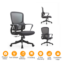 Chaise de bureau ergonomique en maille avec accoudoirs fixes, cadre chromé, inclinaison à 3 niveaux, hauteur réglable, pivotante, design commercial moderne
