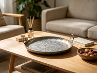 Plateau rond vintage en métal avec poignées en anneau, finition gris poudré avec décorations en or brossé et argent embossé, plateau de service décoratif