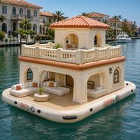Maison flottante gonflable haut de gamme à double pont avec toit en tuiles, fenêtre en arche et escalier, idéale pour club nautique privé et loisirs aquatiques VIP