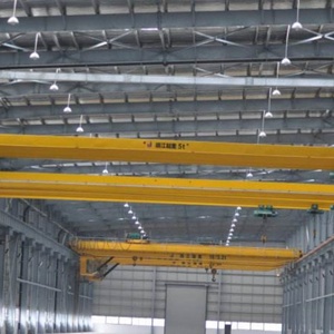 เครนสะพานคานเดี่ยวแบบ Low Headroom ขนาด 5 ตัน พร้อมรอกสลิงแบบยุโรป สำหรับยกของในโรงงานโครงสร้างเหล็กขนาดกะทัดรัดและคลังสินค้า - Product Image 4