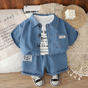 Ensemble de vêtements pour enfant tendance en jean bleu, trois pièces, style coréen, chemise à manches courtes avec logo de dessin animé, costume en denim cool pour garçons - Product Image 1