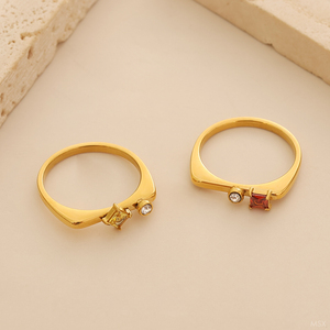 Anello a D in Acciaio Inossidabile Placcato Oro 18K PVD di Alta Qualità con Zirconi Incastonati per Donna, Gioielli all'Ingrosso - Product Image 4