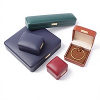 Boîte à bijoux de luxe en cuir PU avec logo personnalisé, surface incurvée aux coins arrondis, étiquette dorée, pour bague, pendentif, bracelet, emballage de bijoux