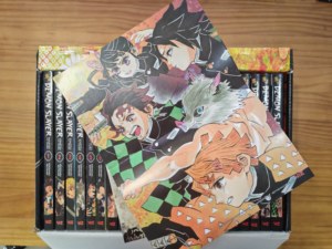 Venta al por Mayor Cómic Completo en Inglés 23 Piezas/Set DEMON SLAYER KIMETSU NO YAIBA Caja Coleccionista Completa con Volúmenes 1-23 y Mini Libro - Product Image 4
