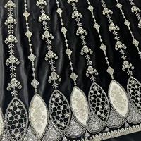 Tissu en velours noir avec bordure brodée de médaillons perlés argentés et garniture en dentelle à sequins pour robe de soirée, vente en gros sur mesure