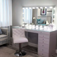 Table de maquillage moderne avec dessus en panneau de bois blanc éclairé, tiroirs et grand miroir pour hôtel et salon, avec rangement
