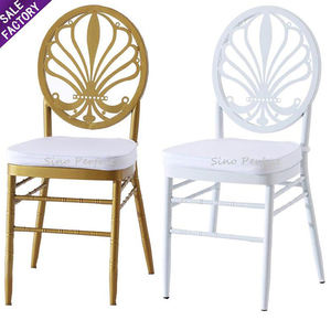 Chaise Phoenix ronde empilable à dossier rond en métal fer doré de style moderne pour la location - Product Image 1