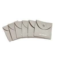 Pochette personnalisée mini gris clair avec bouton pour boucles d'oreilles, colliers et bijoux