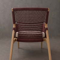 La chaise Alula est fabriquée en teck luxueux et en corde résistante, conçue pour offrir à la fois élégance et confort.