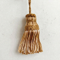 Frange décorative à pompons faite à la main, ornement en fil beige, détail artisanal
