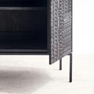 Buffet contemporain en bois de manguier noir avec 4 portes et poignées métalliques, qui apporte une élégance intemporelle à votre maison - Product Image 4