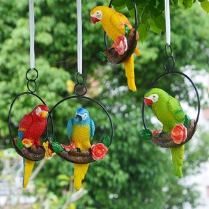 Pendentif perroquet en fer forgé, ornement suspendu, modèle d'oiseau en résine artisanale - Product Image 1