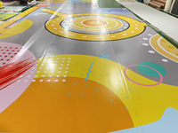 Sportplatz-Bodenbelag mit Individueller Grafikdruck PVC-Vinyl Wasserdichter Umweltfreundlicher Verschleißfester Selbstklebender Supermarkt-Tanzboden