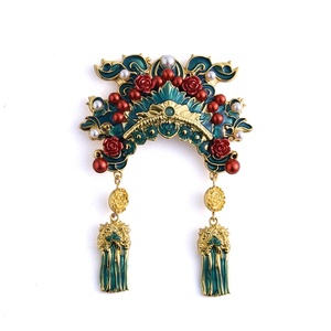 Imán de nevera de metal con borla, estilo único, esmalte suave, color dorado, diseño de tiara y corona, estilo folclórico chino, para decoración de la cabeza. - Product Image 1