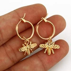 Pendientes de Aro Golden Bee, Chapados en Oro de 22k, con Colgante de Insecto para Mujer, Joyería Fina para Uso Diario - Product Image 3