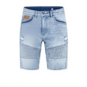 Shorts en jean slim bleu clair pour homme, style motard, coupe ajustée, coupe-vent, avec empiècements plissés, effet usé, ourlet effiloché, cinq poches - Product Image 6