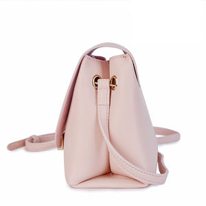 حقيبة كتف وكروس من جلد البولي يوريثان بتصميم كلاسيكي للنساء، عصرية ومحموله ببطانة من البوليستر وغطاء للإغلاق - Product Image 4